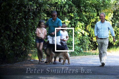 Hilversum 9 mei 2018
Emile Ratelband mag hier onder begeleiding zijn kinderen zien . Zijn ex Moon brengt de kinderen.
