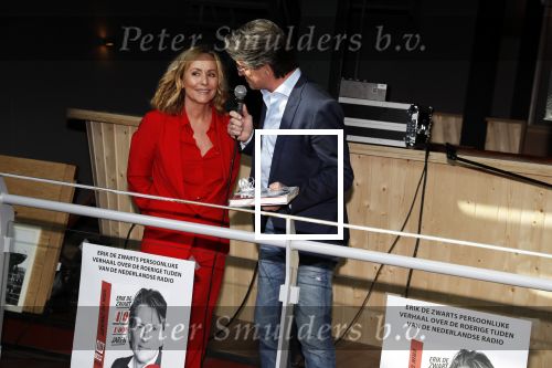 Amsterdam 25 april 2018
Boekpresentatie Erik de Zwart op het oude veronica schip. Erik rijkt het eerste boek uit aan Angela Groothuizen