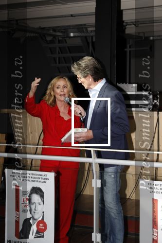 Amsterdam 25 april 2018
Boekpresentatie Erik de Zwart op het oude veronica schip. Erik rijkt het eerste boek uit aan Angela Groothuizen