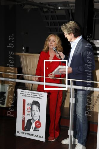 Amsterdam 25 april 2018
Boekpresentatie Erik de Zwart op het oude veronica schip. Erik rijkt het eerste boek uit aan Angela Groothuizen
