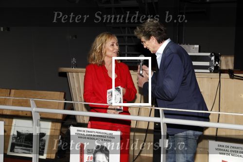Amsterdam 25 april 2018
Boekpresentatie Erik de Zwart op het oude veronica schip. Erik rijkt het eerste boek uit aan Angela Groothuizen
