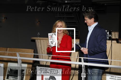 Amsterdam 25 april 2018
Boekpresentatie Erik de Zwart op het oude veronica schip. Erik rijkt het eerste boek uit aan Angela Groothuizen
