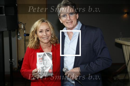 Amsterdam 25 april 2018
Boekpresentatie Erik de Zwart op het oude veronica schip. Erik rijkt het eerste boek uit aan Angela Groothuizen