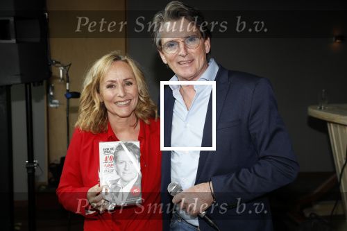 Amsterdam 25 april 2018
Boekpresentatie Erik de Zwart op het oude veronica schip. Erik rijkt het eerste boek uit aan Angela Groothuizen