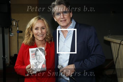 Amsterdam 25 april 2018
Boekpresentatie Erik de Zwart op het oude veronica schip. Erik rijkt het eerste boek uit aan Angela Groothuizen