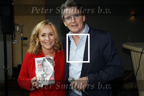 Amsterdam 25 april 2018
Boekpresentatie Erik de Zwart op het oude veronica schip. Erik rijkt het eerste boek uit aan Angela Groothuizen