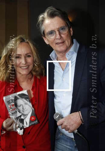 Amsterdam 25 april 2018
Boekpresentatie Erik de Zwart op het oude veronica schip. Erik rijkt het eerste boek uit aan Angela Groothuizen