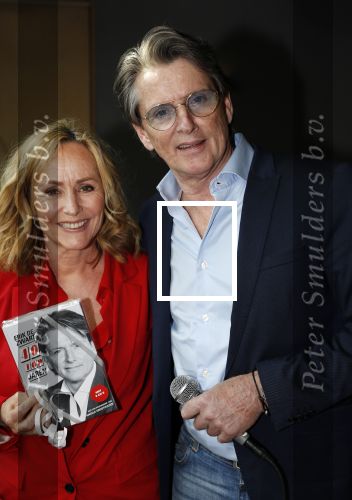 Amsterdam 25 april 2018
Boekpresentatie Erik de Zwart op het oude veronica schip. Erik rijkt het eerste boek uit aan Angela Groothuizen