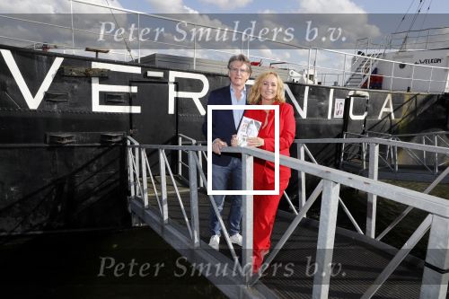 Amsterdam 25 april 2018
Boekpresentatie Erik de Zwart op het oude veronica schip. Erik rijkt het eerste boek uit aan Angela Groothuizen
