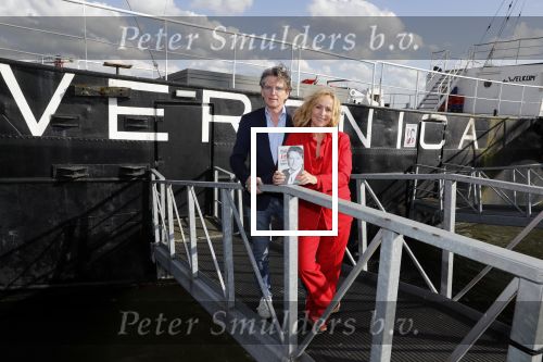 Amsterdam 25 april 2018
Boekpresentatie Erik de Zwart op het oude veronica schip. Erik rijkt het eerste boek uit aan Angela Groothuizen