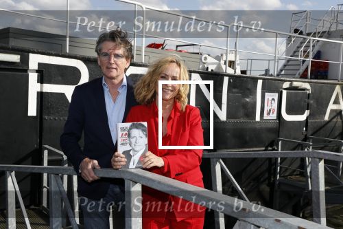 Amsterdam 25 april 2018
Boekpresentatie Erik de Zwart op het oude veronica schip. Erik rijkt het eerste boek uit aan Angela Groothuizen