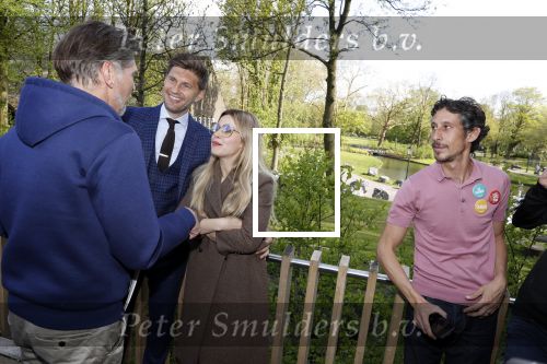 Amsterdam 25 september 2018
Presentatie lâ€™Homo van het blad Linda in Hotel Arena. Linda de Mol reikt het eerste exemplaar uit aan Erwin Olaf Hans v Manen en Hans Klok . Erwin Olaf met partner Kevin ray Edwards