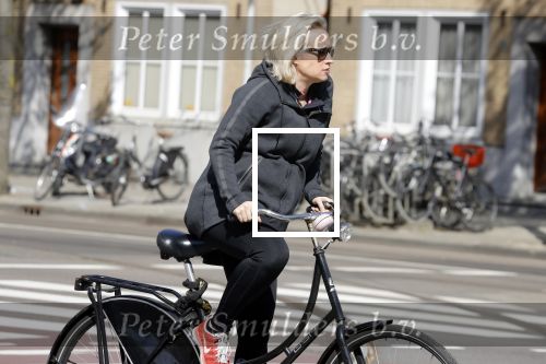 Amsterdam 23 april 2018
Eva Jinek ( zwanger ) gaat met de fiets sporten.