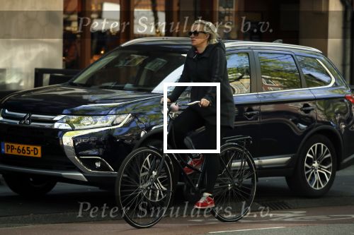 Amsterdam 23 april 2018
Eva Jinek ( zwanger ) gaat met de fiets sporten.