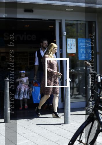 Amsterdam 11 mei 2018 
Fabienne de Vries en haar vriend  en dochter bij de Albert Heyn