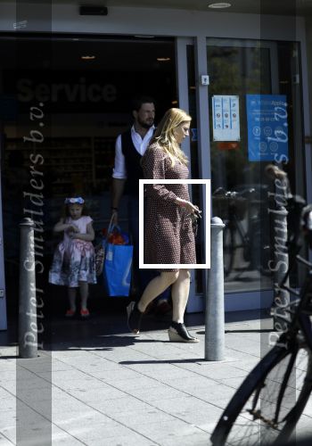 Amsterdam 11 mei 2018 
Fabienne de Vries en haar vriend  en dochter bij de Albert Heyn