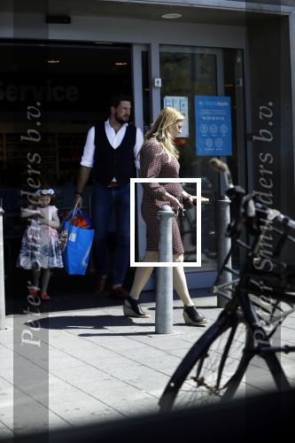 Amsterdam 11 mei 2018 
Fabienne de Vries en haar vriend  en dochter bij de Albert Heyn