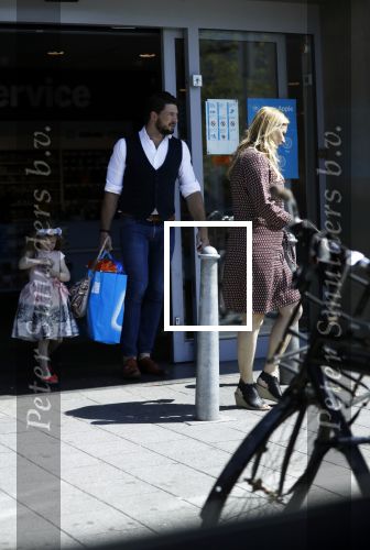 Amsterdam 11 mei 2018 
Fabienne de Vries en haar vriend  en dochter bij de Albert Heyn