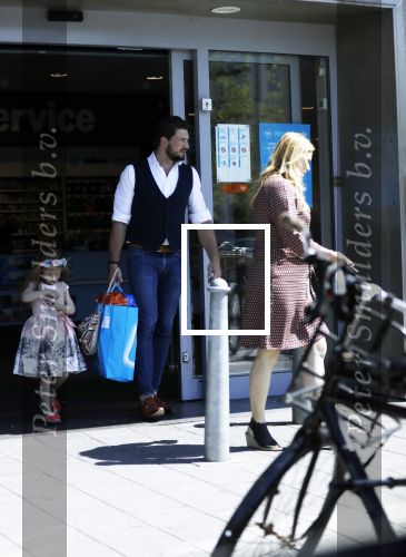 Amsterdam 11 mei 2018 
Fabienne de Vries en haar vriend  en dochter bij de Albert Heyn