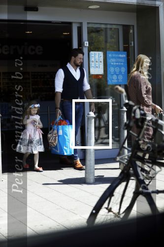 Amsterdam 11 mei 2018 
Fabienne de Vries en haar vriend  en dochter bij de Albert Heyn
