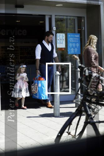 Amsterdam 11 mei 2018 
Fabienne de Vries en haar vriend  en dochter bij de Albert Heyn