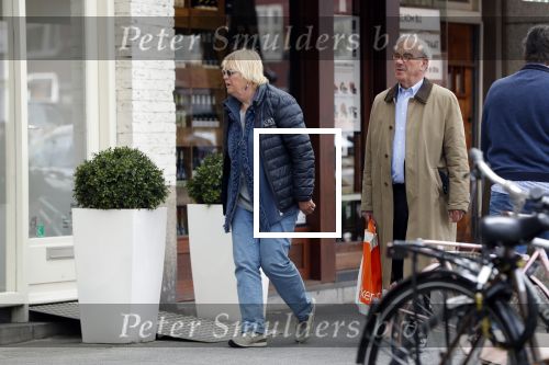 Amsterdam 23 april 2018
Frans Weisglas met zijn vrouw op de beethovenstraat.