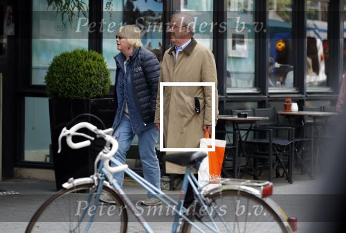 Amsterdam 23 april 2018
Frans Weisglas met zijn vrouw op de beethovenstraat.