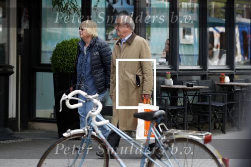Amsterdam 23 april 2018
Frans Weisglas met zijn vrouw op de beethovenstraat.