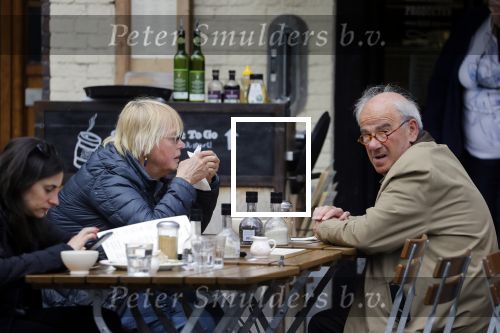 Amsterdam 23 april 2018
Frans Weisglas met zijn vrouw op de beethovenstraat.