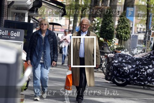 Amsterdam 23 april 2018
Frans Weisglas met zijn vrouw op de beethovenstraat.