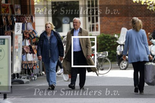 Amsterdam 23 april 2018
Frans Weisglas met zijn vrouw op de beethovenstraat.