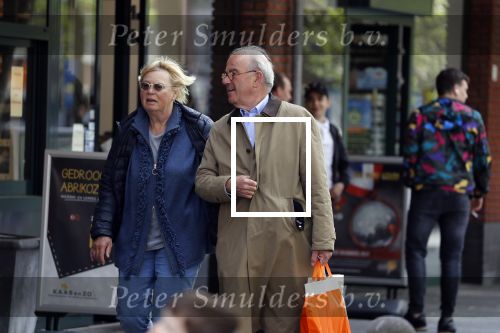 Amsterdam 23 april 2018
Frans Weisglas met zijn vrouw op de beethovenstraat.