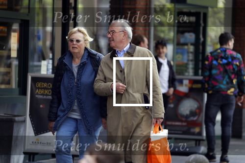 Amsterdam 23 april 2018
Frans Weisglas met zijn vrouw op de beethovenstraat.