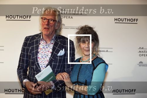 Amsterdam 18 april 2018
 Koning Willem-Alexander en koningin Maxima wonen de premiere bij van Gurre-Lieder in de Nationale Opera & Ballet in de stopera. Freek de Jonge met zijn vrouw Hella Asser