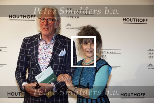 Amsterdam 18 april 2018
 Koning Willem-Alexander en koningin Maxima wonen de premiere bij van Gurre-Lieder in de Nationale Opera & Ballet in de stopera. Freek de Jonge met zijn vrouw Hella Asser