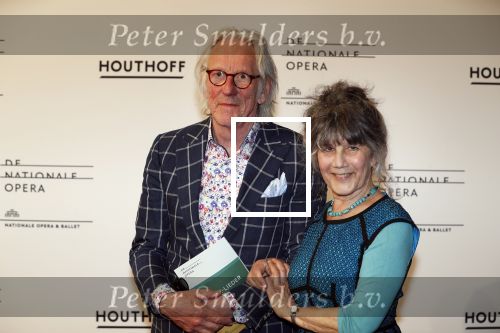 Amsterdam 18 april 2018
 Koning Willem-Alexander en koningin Maxima wonen de premiere bij van Gurre-Lieder in de Nationale Opera & Ballet in de stopera. Freek de Jonge met zijn vrouw Hella Asser