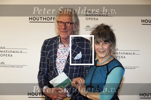 Amsterdam 18 april 2018
 Koning Willem-Alexander en koningin Maxima wonen de premiere bij van Gurre-Lieder in de Nationale Opera & Ballet in de stopera. Freek de Jonge met zijn vrouw Hella Asser