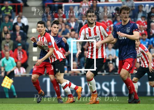 Eindhoven, 15 April 2018
PSV-AJAX, eindstand 3-0 en Landskampioen Seizoen 2017-2018
Gaston Pereiro in duel Joel Veltman