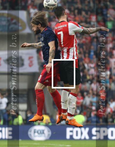 Eindhoven, 15 April 2018
PSV-AJAX, eindstand 3-0 en Landskampioen Seizoen 2017-2018
Gaston Pereiro in duel met Lasse Schone