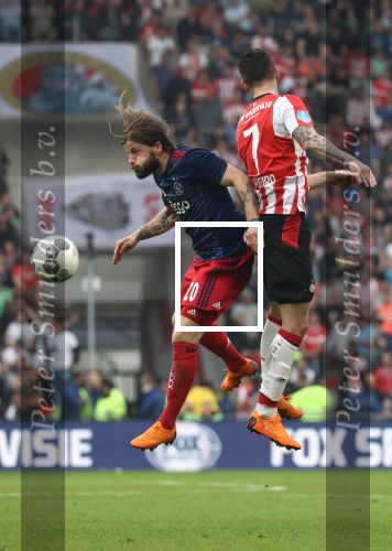 Eindhoven, 15 April 2018
PSV-AJAX, eindstand 3-0 en Landskampioen Seizoen 2017-2018
Gaston Pereiro in duel met Lasse Schone