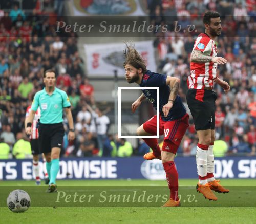 Eindhoven, 15 April 2018
PSV-AJAX, eindstand 3-0 en Landskampioen Seizoen 2017-2018
Gaston Pereiro in duel met Lasse Schone