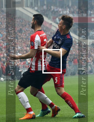 Eindhoven, 15 April 2018
PSV-AJAX, eindstand 3-0 en Landskampioen Seizoen 2017-2018
Gaston Pereiro in duel met Max Wober