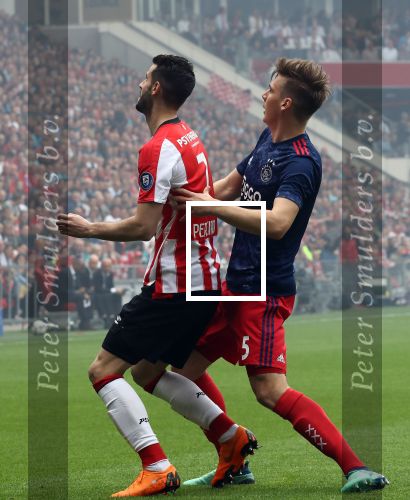 Eindhoven, 15 April 2018
PSV-AJAX, eindstand 3-0 en Landskampioen Seizoen 2017-2018
Gaston Pereiro in duel met Max Wober