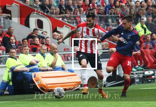 Eindhoven, 15 April 2018
PSV-AJAX, eindstand 3-0 en Landskampioen Seizoen 2017-2018
Gaston Pereiro in duel met Max Wober