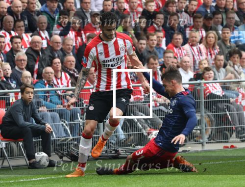 Eindhoven, 15 April 2018
PSV-AJAX, eindstand 3-0 en Landskampioen Seizoen 2017-2018
Gaston Pereiro in duel met Max Wober