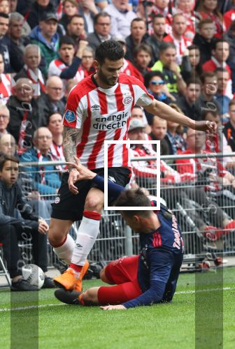 Eindhoven, 15 April 2018
PSV-AJAX, eindstand 3-0 en Landskampioen Seizoen 2017-2018
Gaston Pereiro in duel met Max Wober