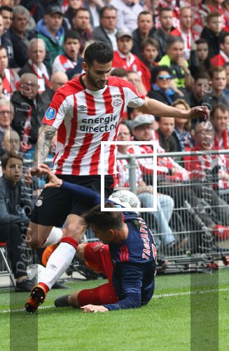 Eindhoven, 15 April 2018
PSV-AJAX, eindstand 3-0 en Landskampioen Seizoen 2017-2018
Gaston Pereiro in duel met Max Wober