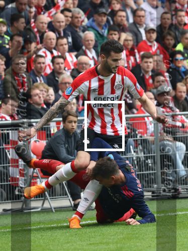 Eindhoven, 15 April 2018
PSV-AJAX, eindstand 3-0 en Landskampioen Seizoen 2017-2018
Gaston Pereiro in duel met Max Wober