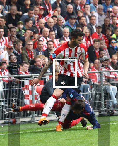 Eindhoven, 15 April 2018
PSV-AJAX, eindstand 3-0 en Landskampioen Seizoen 2017-2018
Gaston Pereiro in duel met Max Wober