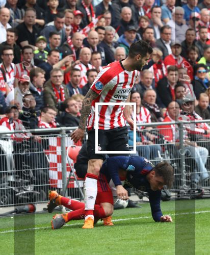 Eindhoven, 15 April 2018
PSV-AJAX, eindstand 3-0 en Landskampioen Seizoen 2017-2018
Gaston Pereiro in duel met Max Wober